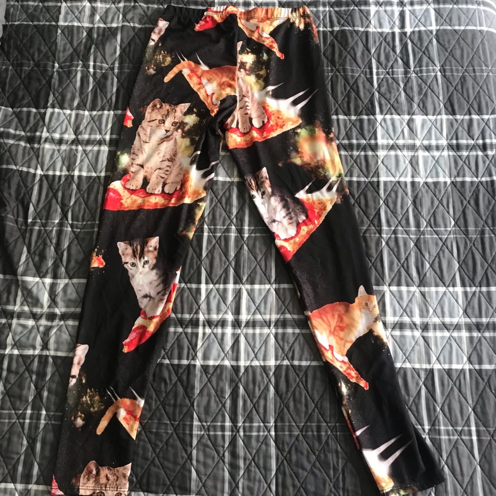 Cats flying on pepperoni pizza leggings